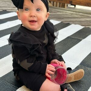 Nununu Grey Star Ruffle Sleeves Onesie 6-12 months Like New